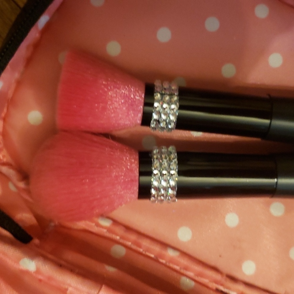 Makeup bag with  new brushes - Picture 2 of 6